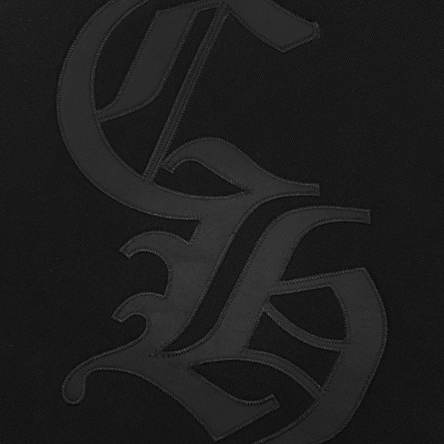 🅿️520 CH Crow Heart Cross Sanskrit Embroidered Hooded Sweatshirt (Black) Original purchase and development for RMB 15,998. The fabric is made of custom-made heavy fortress interwoven air cotton. It is full of texture, thick and solid, and uses classic black as the curtain to give deep sensory luxury. With the Crow Heart Cross appliqué decoration on the chest, it becomes the ultimate interpretation of dark Gothic style. The CH Gothic font is the finishing touch on the back panel, making the totem the thorn in your spirit. The logo iron plate sways slightly with the swing of the body, adding a sense of movement and vitality. It is unobtrusive but has an indescribable aura. It interprets the perfect blend of retro and luxury, using imported machine patch embroidery technology. Using advanced computer control systems and precision mechanical components, the Chrome Hearts logo patch embroidery operation is realized. It presents an embroidery effect with both clarity and three-dimensionality, and the fabrics have been washed. It has a better hand feel and texture. It is not easy to deform, shrink or fade. Maintain long-lasting beauty. Size:S-M-L-XL